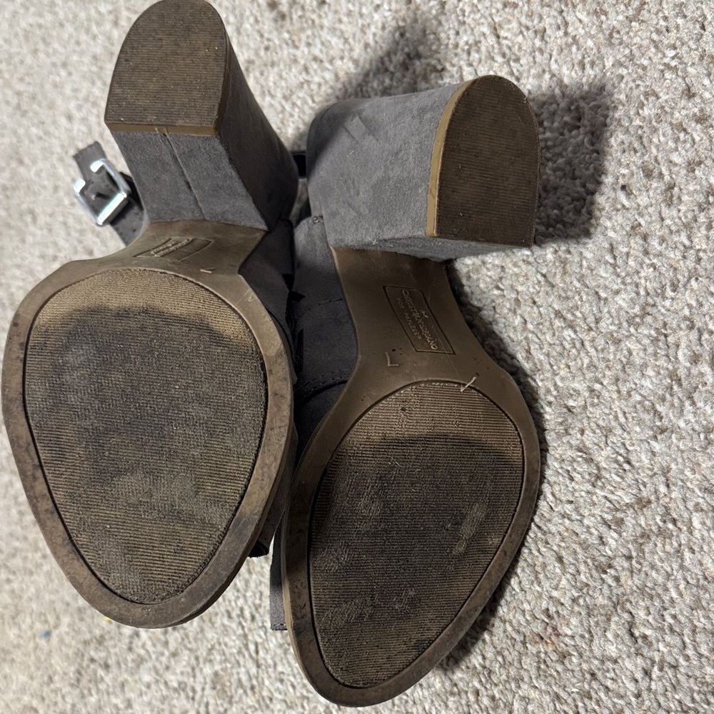 Size 7 Cutout Gray Block Heel Sandals - Picture 3 of 5
